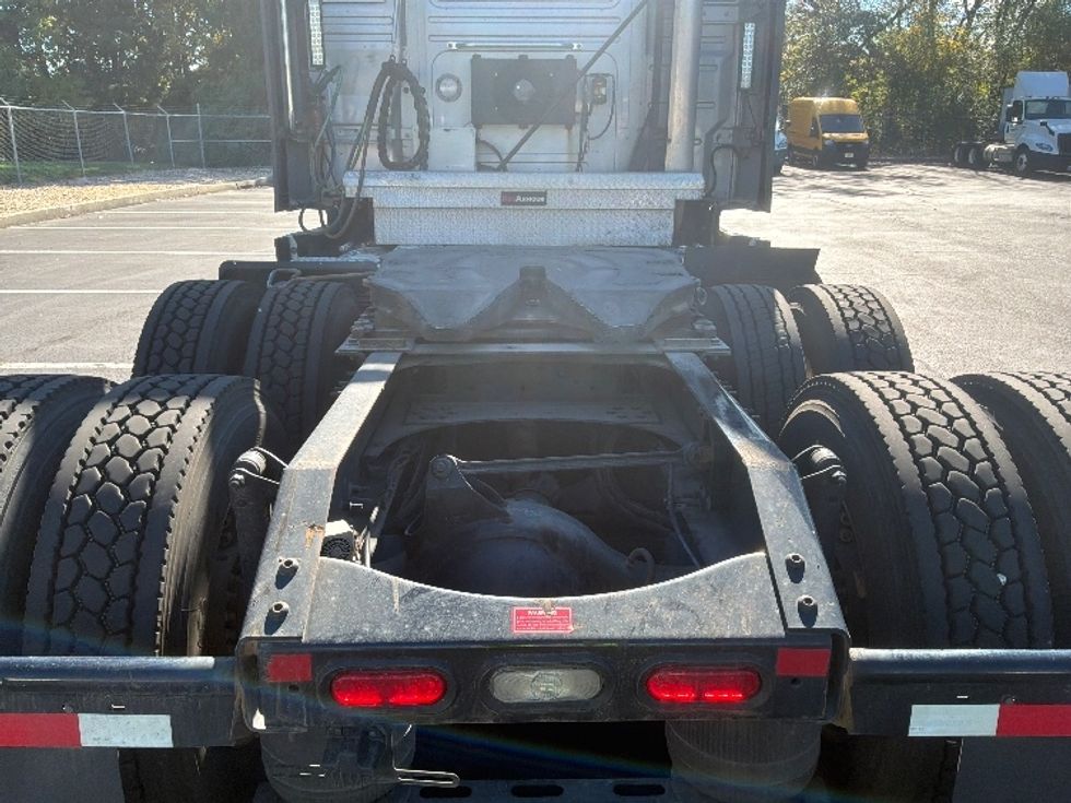 Sleeper Tractor-Heavy Duty Tractors-Volvo-2022-VNL64760-Bensalem-PA-564,216\n\t\tmiles-$ 73,750 - Image 6