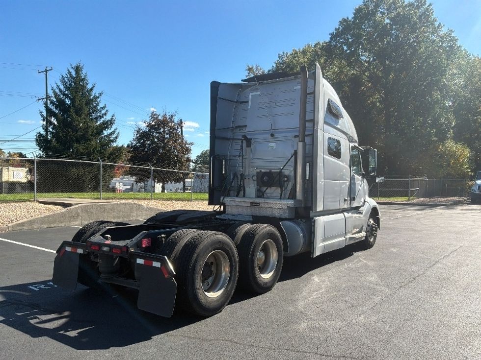 Sleeper Tractor-Heavy Duty Tractors-Volvo-2022-VNL64760-Bensalem-PA-564,216\n\t\tmiles-$ 73,750 - Image 7