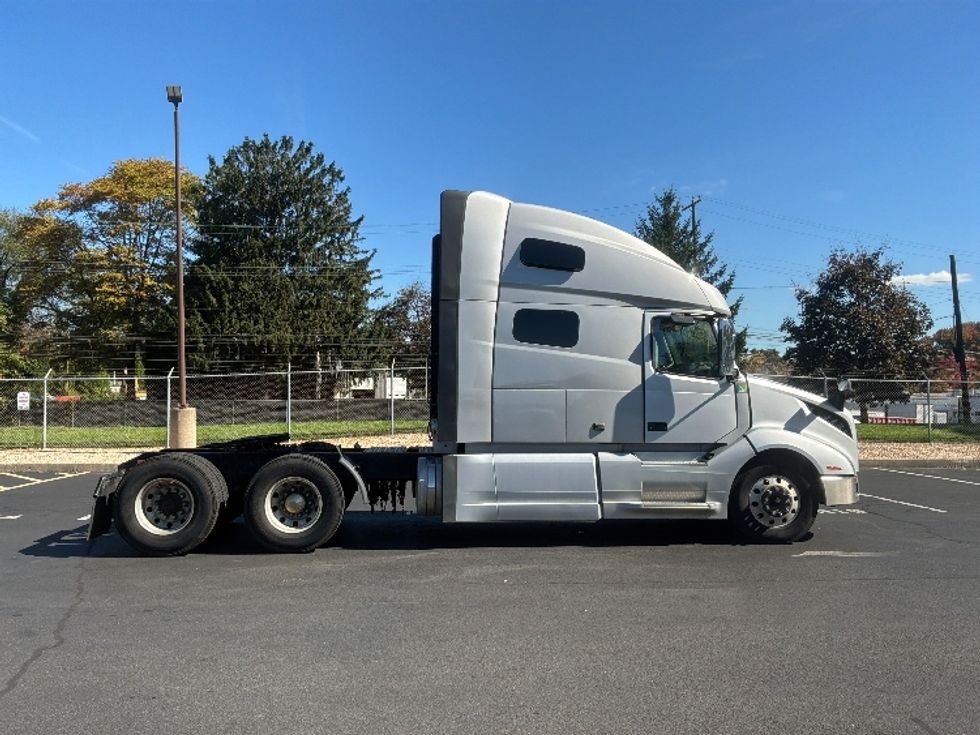 Sleeper Tractor-Heavy Duty Tractors-Volvo-2022-VNL64760-Bensalem-PA-564,216\n\t\tmiles-$ 73,750 - Image 8