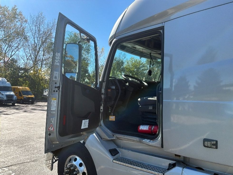 Sleeper Tractor-Heavy Duty Tractors-Volvo-2022-VNL64760-Bensalem-PA-564,216\n\t\tmiles-$ 73,750 - Image 9