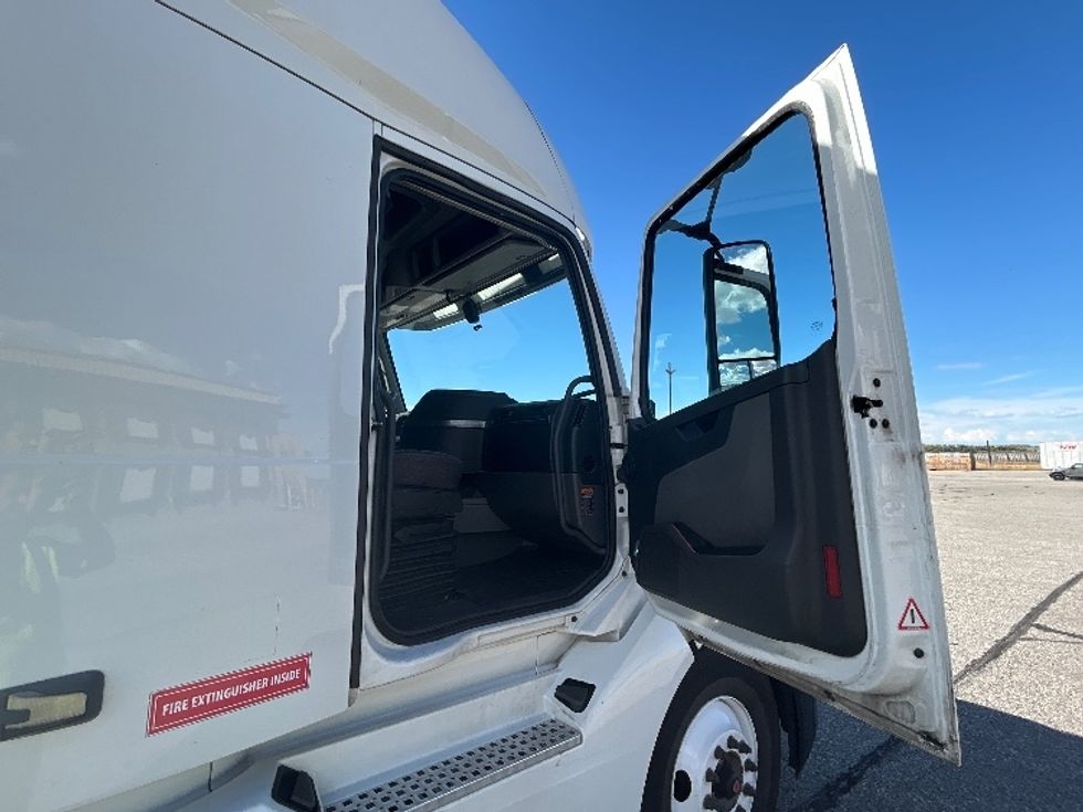 Sleeper Tractor-Heavy Duty Tractors-Volvo-2022-VNL64760-Billings-MT-486,591\n\t\tmiles-$ 84,000 - Image 13