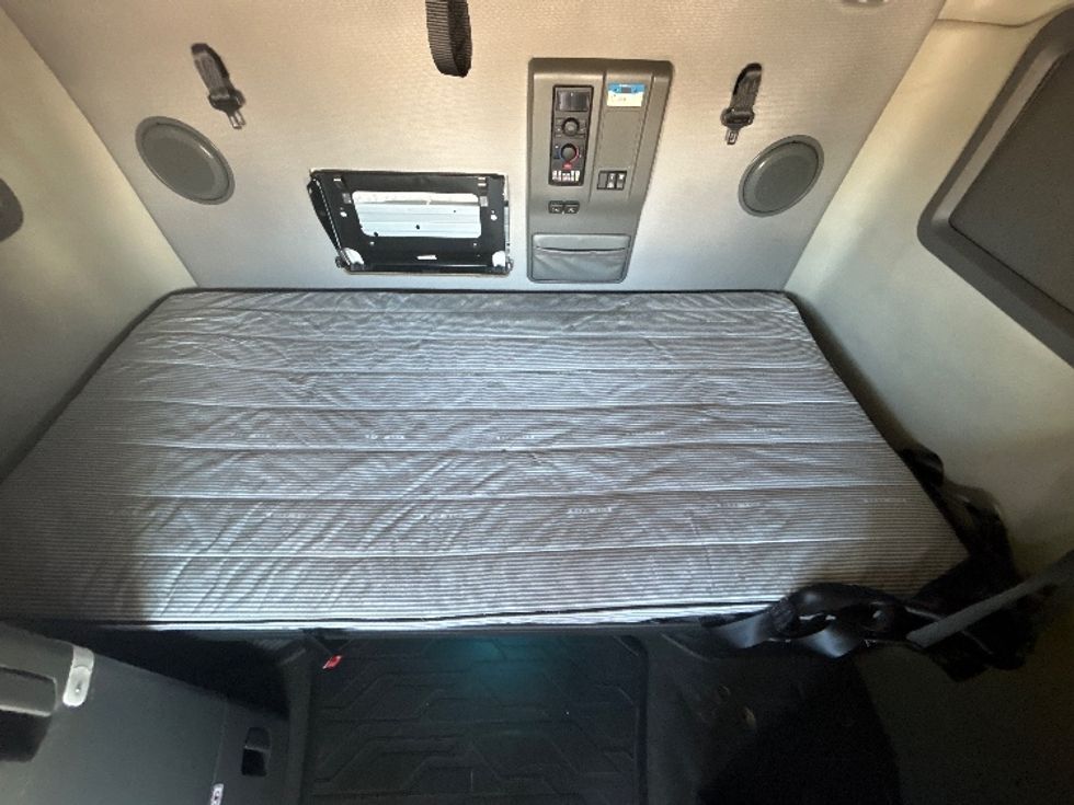 Sleeper Tractor-Heavy Duty Tractors-Volvo-2022-VNL64760-Billings-MT-486,591\n\t\tmiles-$ 84,000 - Image 17