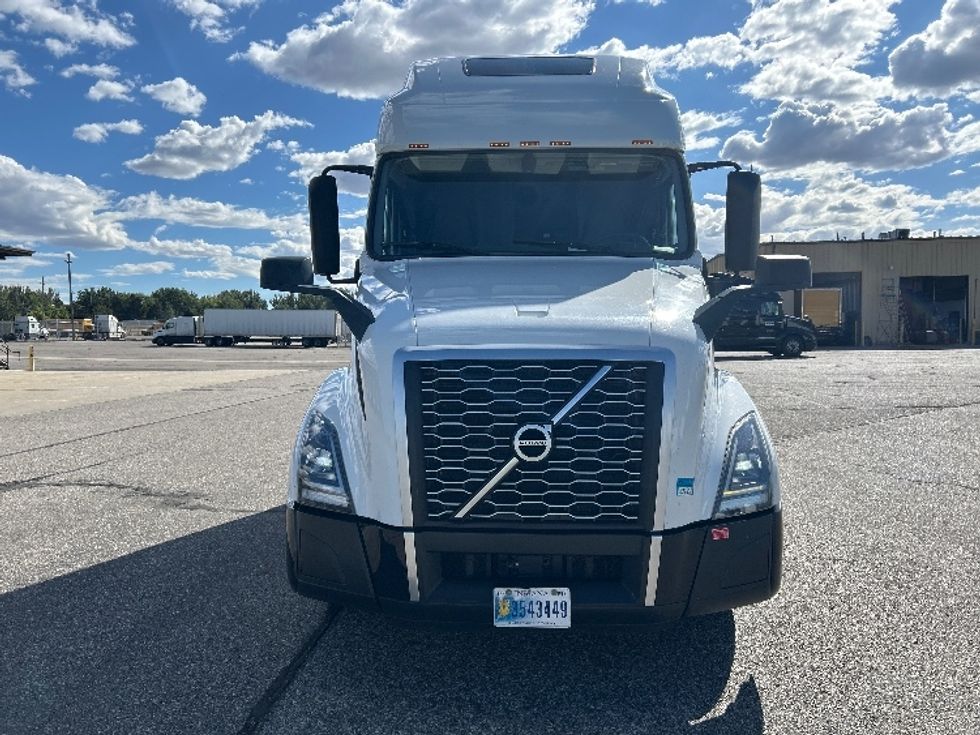 2022 Volvo Truck VNL photo 2