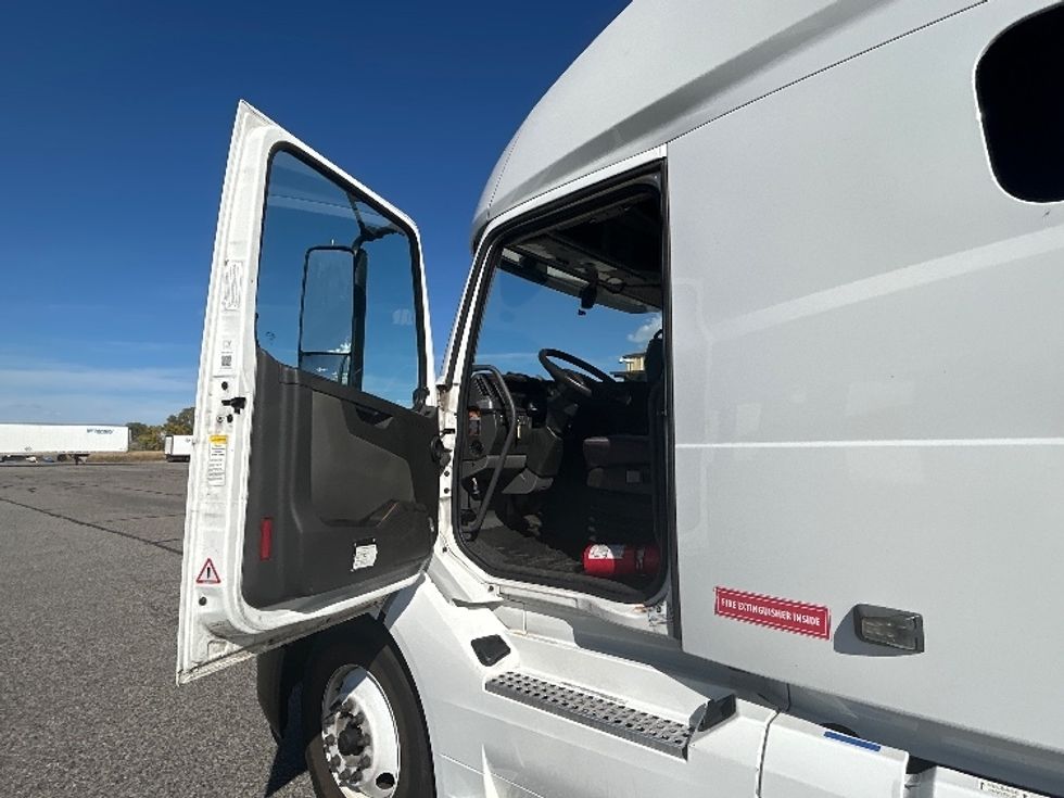 Sleeper Tractor-Heavy Duty Tractors-Volvo-2022-VNL64760-Billings-MT-486,591\n\t\tmiles-$ 84,000 - Image 9