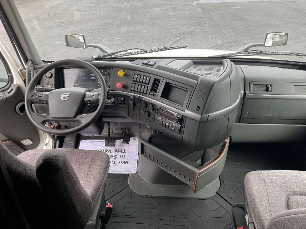 Sleeper Tractor-Heavy Duty Tractors-Volvo-2022-VNL64760-Boise-ID-325,444\n\t\tmiles-$ 101,250 - Image 12