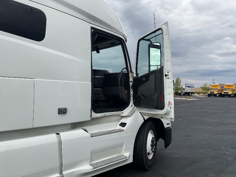 Sleeper Tractor-Heavy Duty Tractors-Volvo-2022-VNL64760-Boise-ID-325,444\n\t\tmiles-$ 101,250 - Image 13