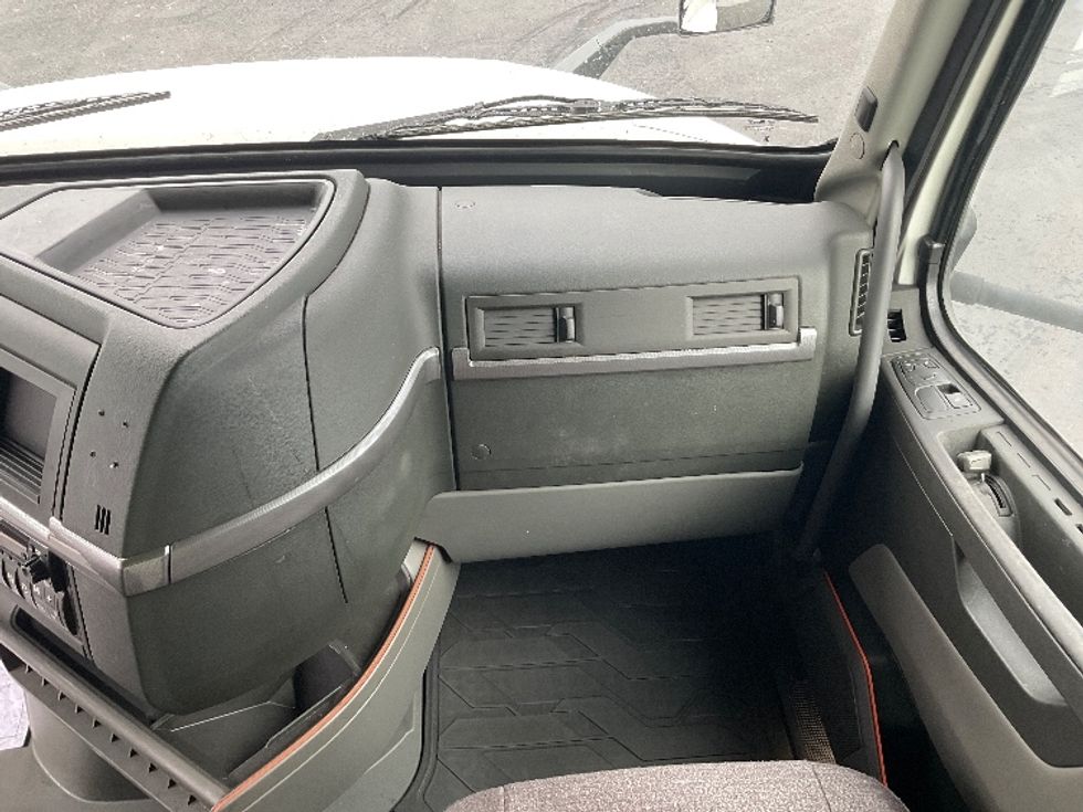 Sleeper Tractor-Heavy Duty Tractors-Volvo-2022-VNL64760-Boise-ID-325,444\n\t\tmiles-$ 101,250 - Image 14