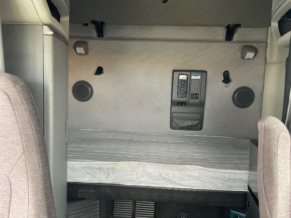 Sleeper Tractor-Heavy Duty Tractors-Volvo-2022-VNL64760-Boise-ID-325,444\n\t\tmiles-$ 101,250 - Image 16