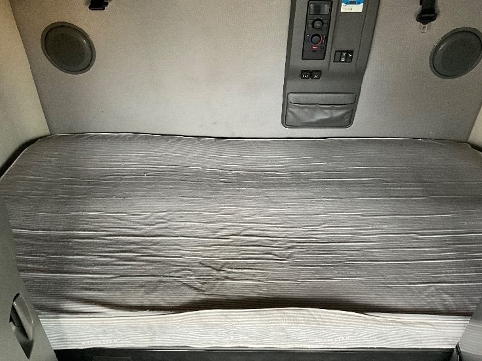 Sleeper Tractor-Heavy Duty Tractors-Volvo-2022-VNL64760-Boise-ID-325,444\n\t\tmiles-$ 101,250 - Image 17