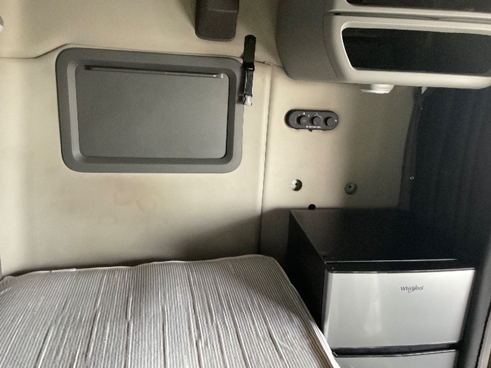 Sleeper Tractor-Heavy Duty Tractors-Volvo-2022-VNL64760-Boise-ID-325,444\n\t\tmiles-$ 101,250 - Image 18