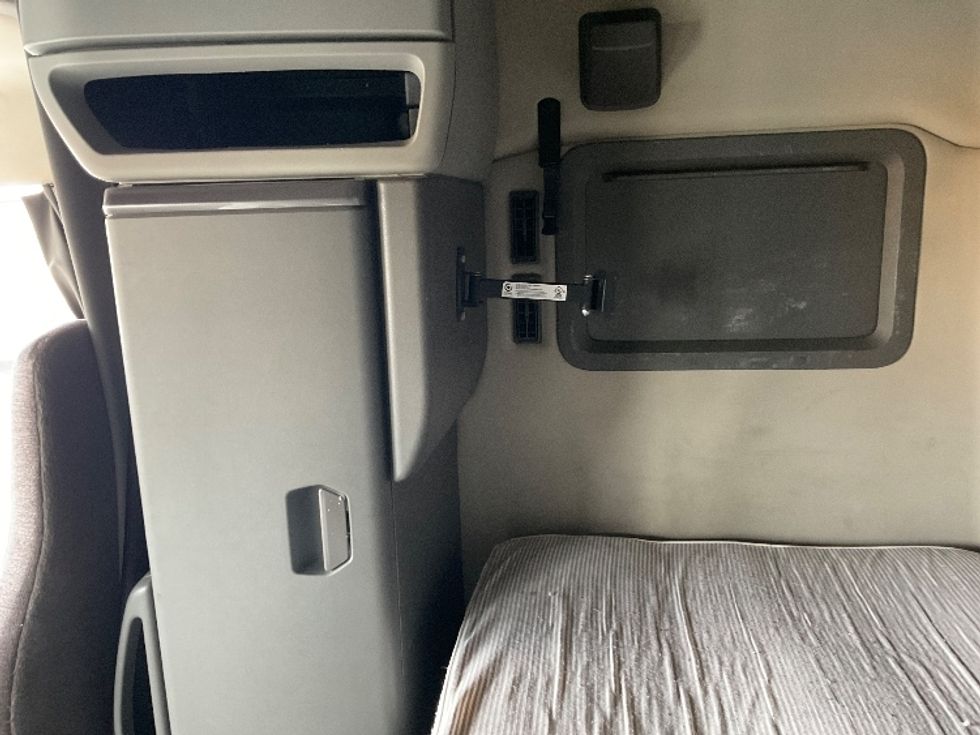 Sleeper Tractor-Heavy Duty Tractors-Volvo-2022-VNL64760-Boise-ID-325,444\n\t\tmiles-$ 101,250 - Image 19