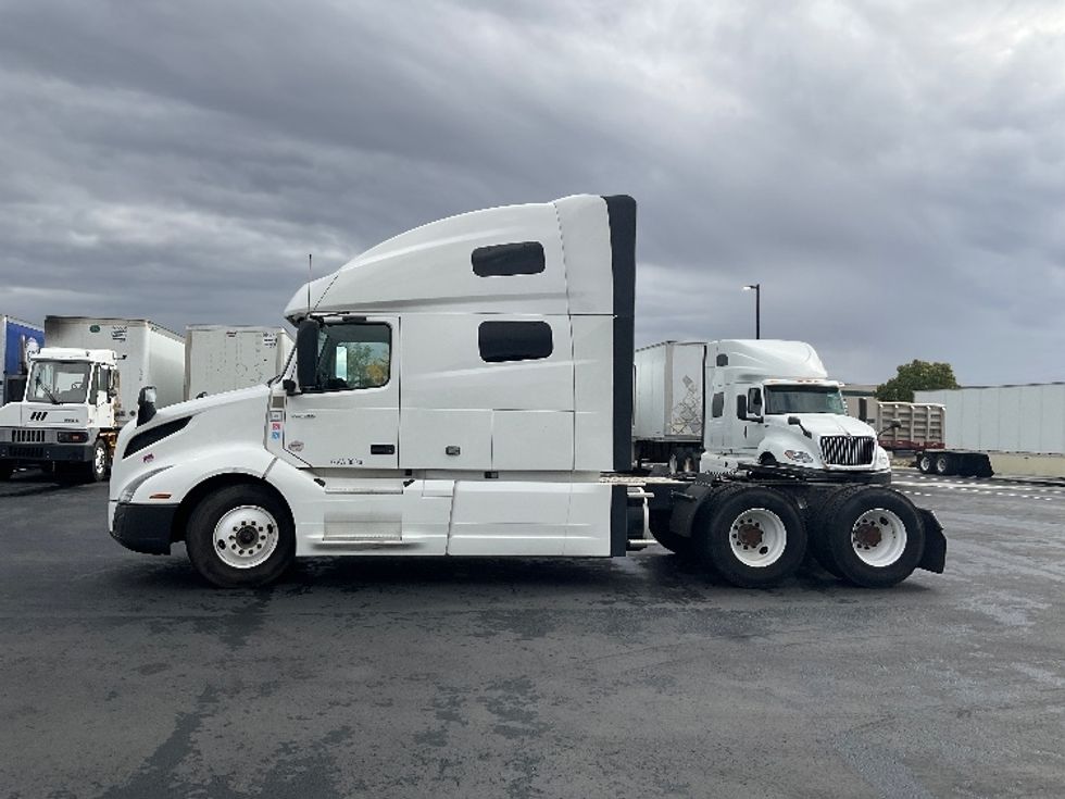 Sleeper Tractor-Heavy Duty Tractors-Volvo-2022-VNL64760-Boise-ID-325,444\n\t\tmiles-$ 101,250 - Image 4
