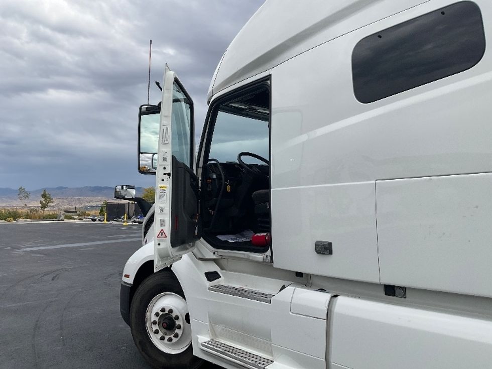 Sleeper Tractor-Heavy Duty Tractors-Volvo-2022-VNL64760-Boise-ID-325,444\n\t\tmiles-$ 101,250 - Image 9