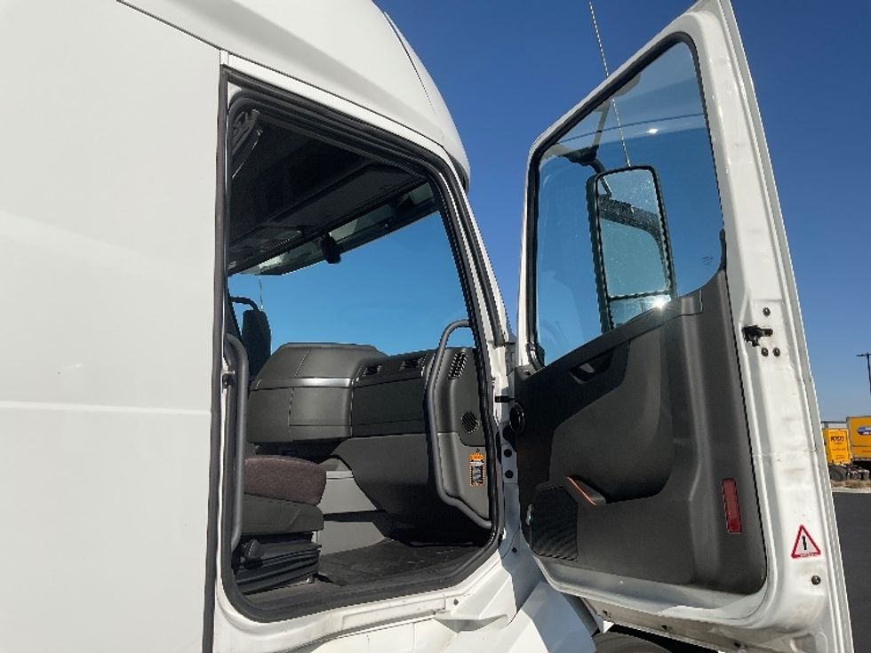 Sleeper Tractor-Heavy Duty Tractors-Volvo-2022-VNL64760-Boise-ID-520,596\n\t\tmiles-$ 80,500 - Image 13