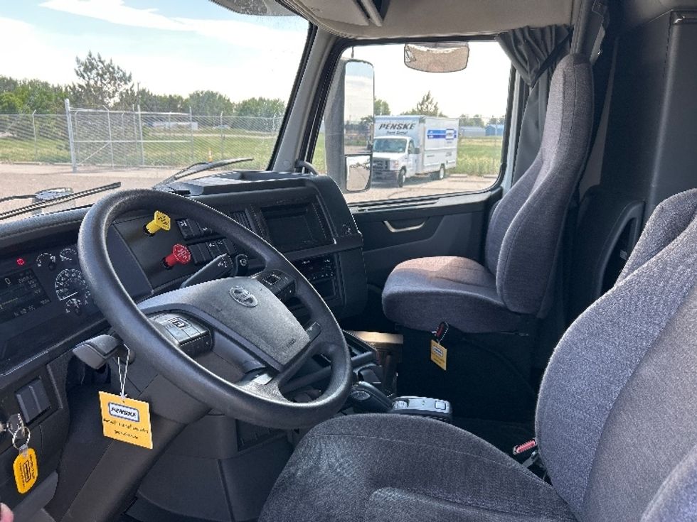 Sleeper Tractor-Heavy Duty Tractors-Volvo-2022-VNL64760-Brooklyn Park-MN-307,704\n\t\tmiles-$ 88,250 - Image 10