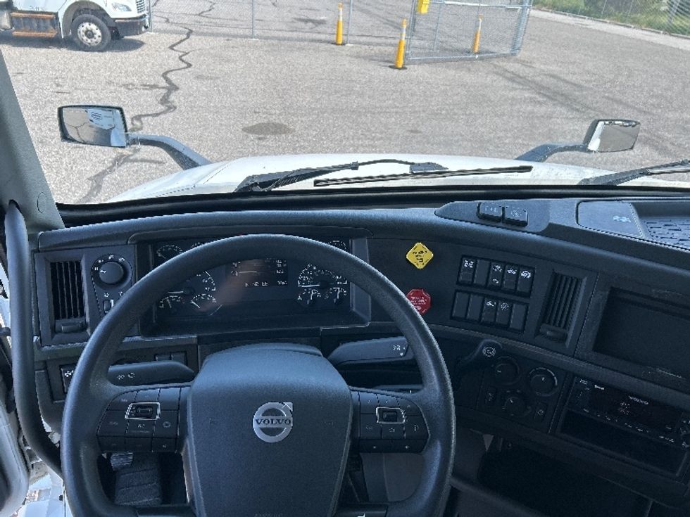 Sleeper Tractor-Heavy Duty Tractors-Volvo-2022-VNL64760-Brooklyn Park-MN-307,704\n\t\tmiles-$ 88,250 - Image 11