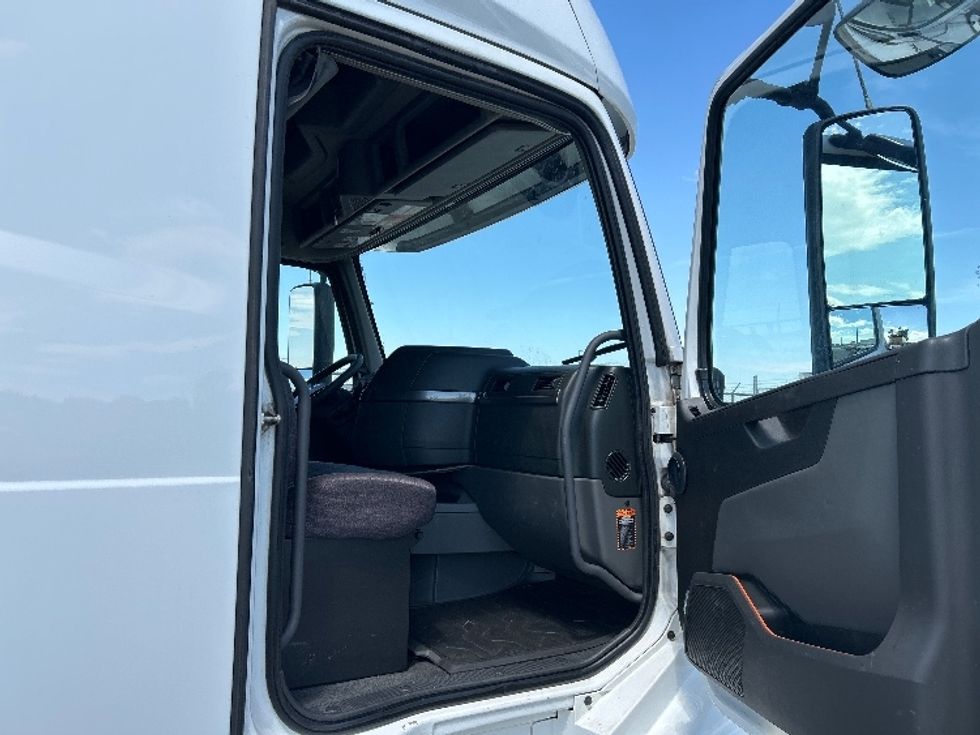 Sleeper Tractor-Heavy Duty Tractors-Volvo-2022-VNL64760-Brooklyn Park-MN-307,704\n\t\tmiles-$ 88,250 - Image 13