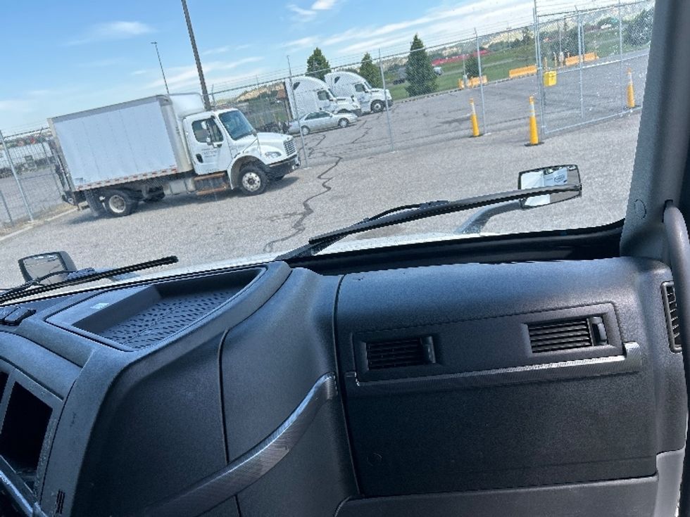 Sleeper Tractor-Heavy Duty Tractors-Volvo-2022-VNL64760-Brooklyn Park-MN-307,704\n\t\tmiles-$ 88,250 - Image 14