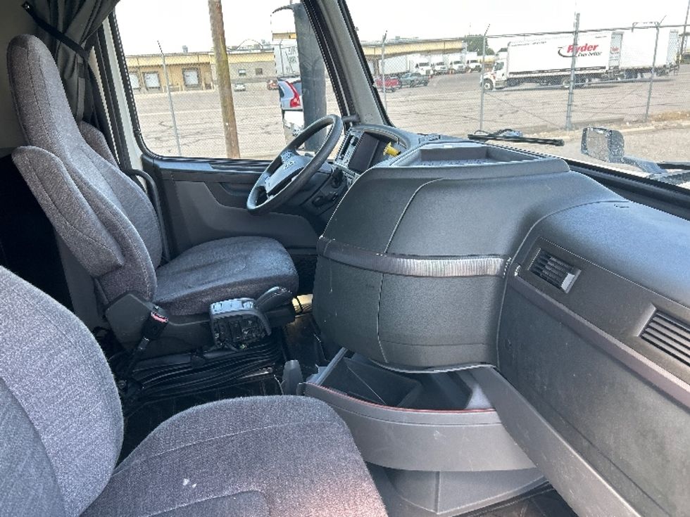 Sleeper Tractor-Heavy Duty Tractors-Volvo-2022-VNL64760-Brooklyn Park-MN-307,704\n\t\tmiles-$ 88,250 - Image 15