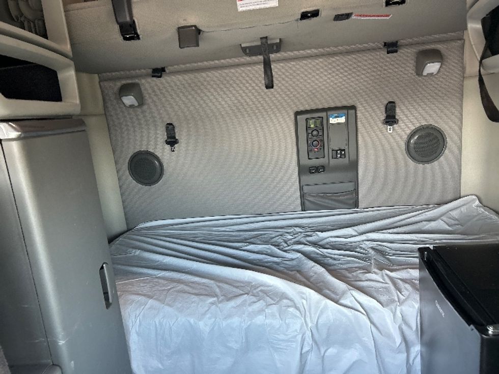 Sleeper Tractor-Heavy Duty Tractors-Volvo-2022-VNL64760-Brooklyn Park-MN-307,704\n\t\tmiles-$ 88,250 - Image 16