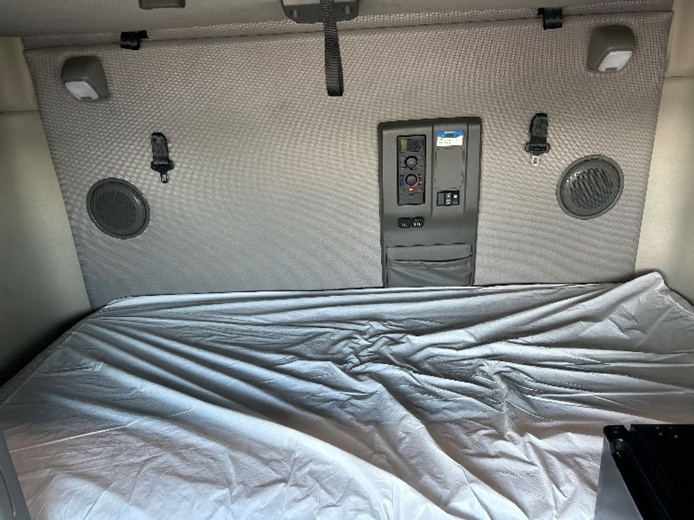 Sleeper Tractor-Heavy Duty Tractors-Volvo-2022-VNL64760-Brooklyn Park-MN-307,704\n\t\tmiles-$ 88,250 - Image 17