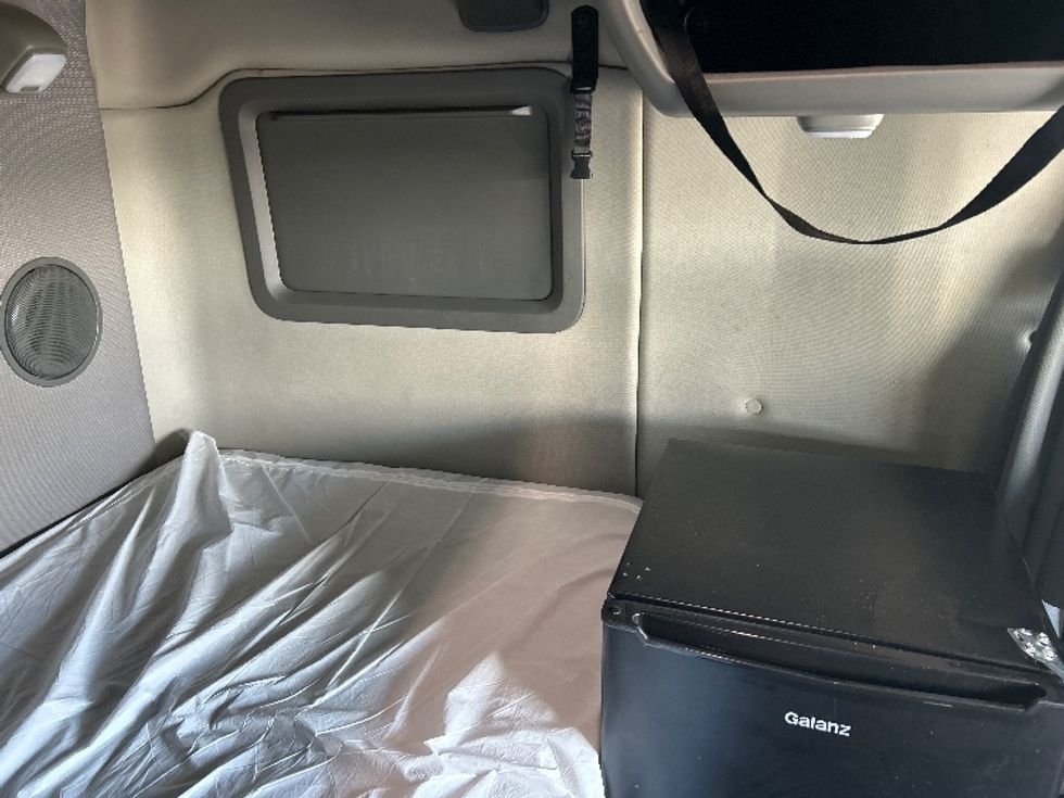 Sleeper Tractor-Heavy Duty Tractors-Volvo-2022-VNL64760-Brooklyn Park-MN-307,704\n\t\tmiles-$ 88,250 - Image 18