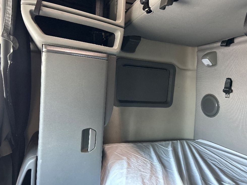 Sleeper Tractor-Heavy Duty Tractors-Volvo-2022-VNL64760-Brooklyn Park-MN-307,704\n\t\tmiles-$ 88,250 - Image 19