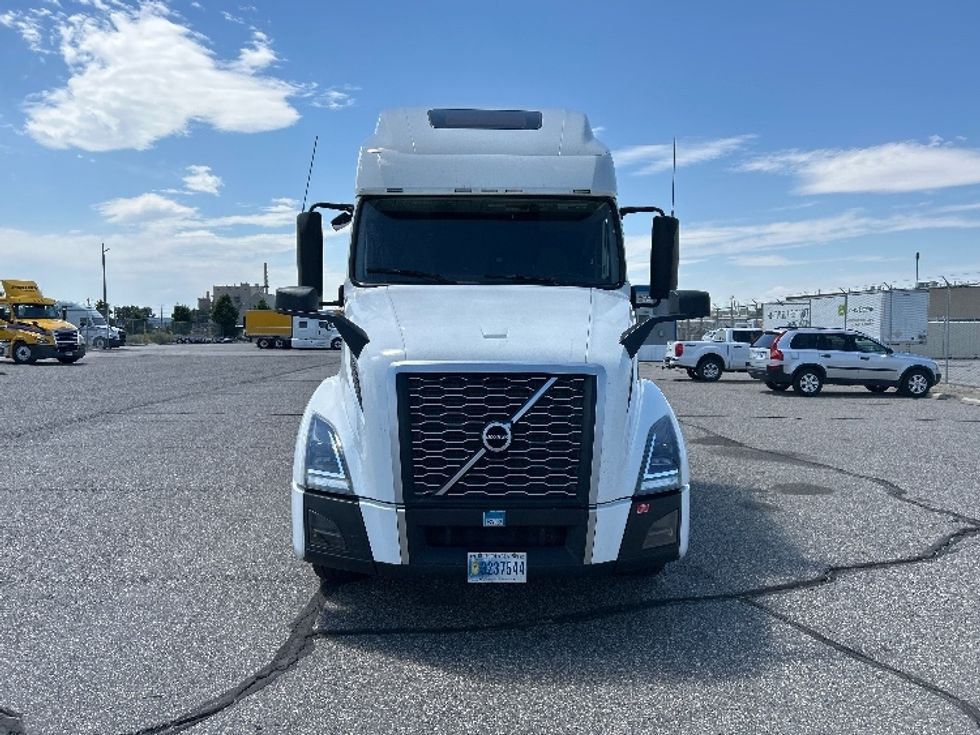 Sleeper Tractor-Heavy Duty Tractors-Volvo-2022-VNL64760-Brooklyn Park-MN-307,704\n\t\tmiles-$ 88,250 - Image 2