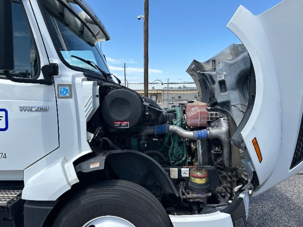 Sleeper Tractor-Heavy Duty Tractors-Volvo-2022-VNL64760-Brooklyn Park-MN-307,704\n\t\tmiles-$ 88,250 - Image 20