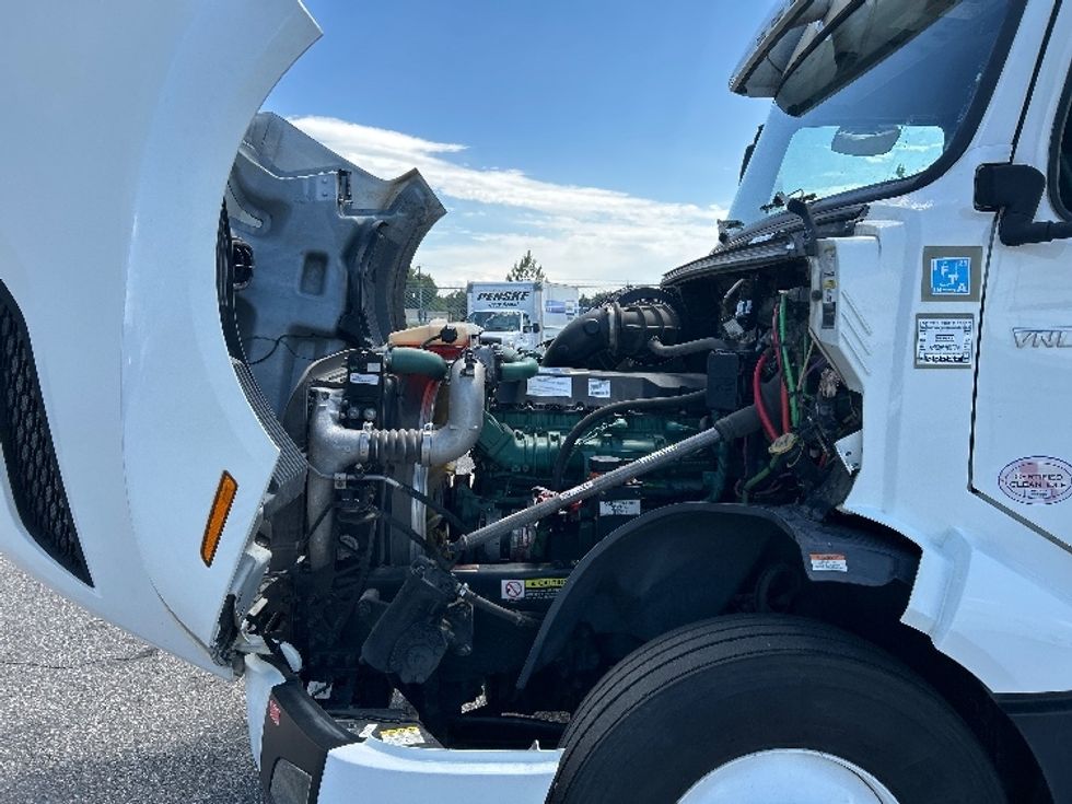 Sleeper Tractor-Heavy Duty Tractors-Volvo-2022-VNL64760-Brooklyn Park-MN-307,704\n\t\tmiles-$ 88,250 - Image 21