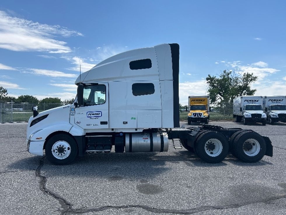 Sleeper Tractor-Heavy Duty Tractors-Volvo-2022-VNL64760-Brooklyn Park-MN-307,704\n\t\tmiles-$ 88,250 - Image 4