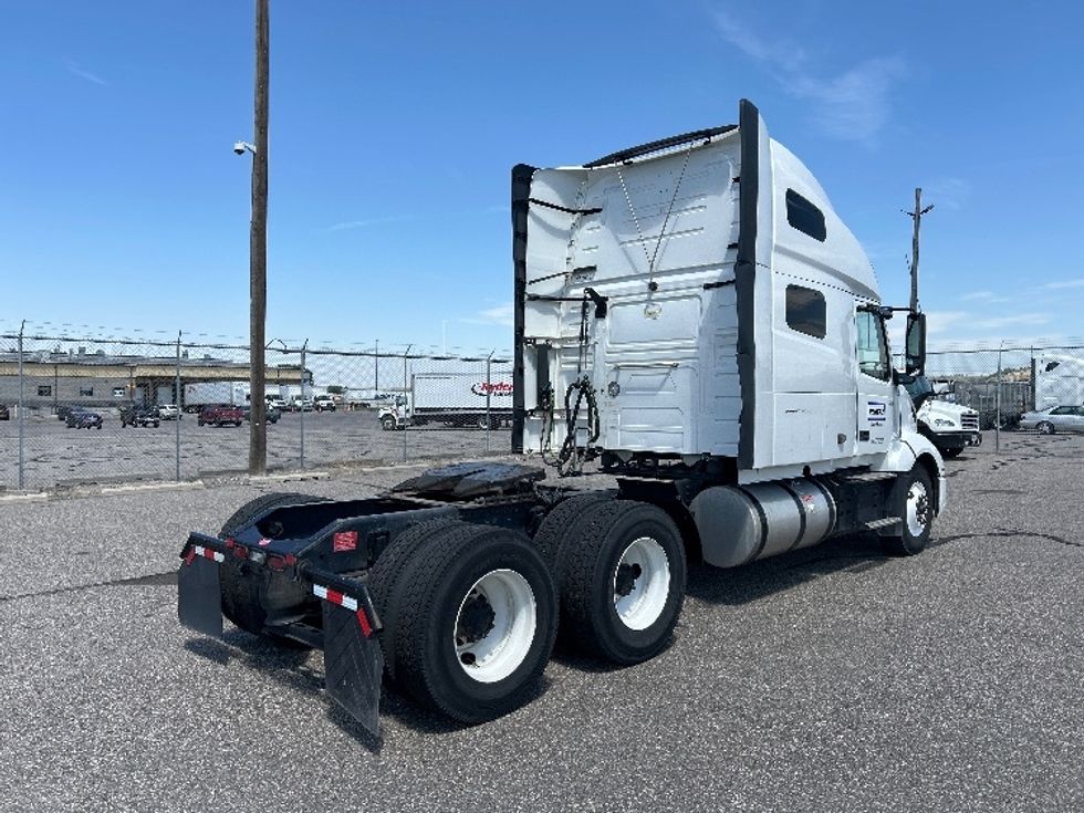 Sleeper Tractor-Heavy Duty Tractors-Volvo-2022-VNL64760-Brooklyn Park-MN-307,704\n\t\tmiles-$ 88,250 - Image 7