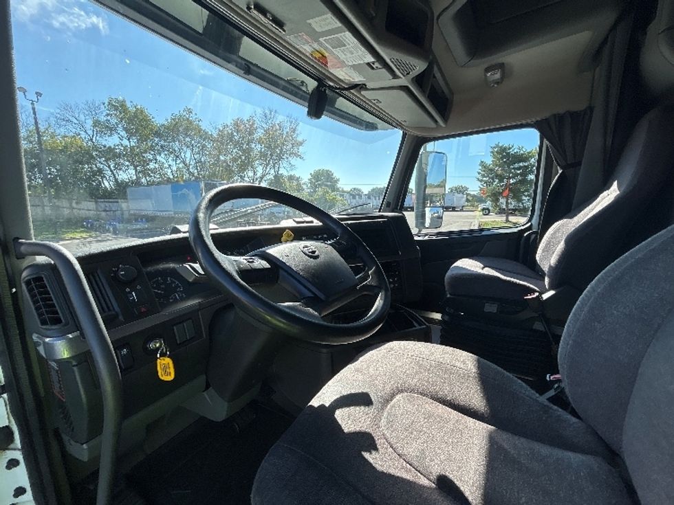 Sleeper Tractor-Heavy Duty Tractors-Volvo-2022-VNL64760-Brooklyn Park-MN-462,250\n\t\tmiles-$ 75,750 - Image 10