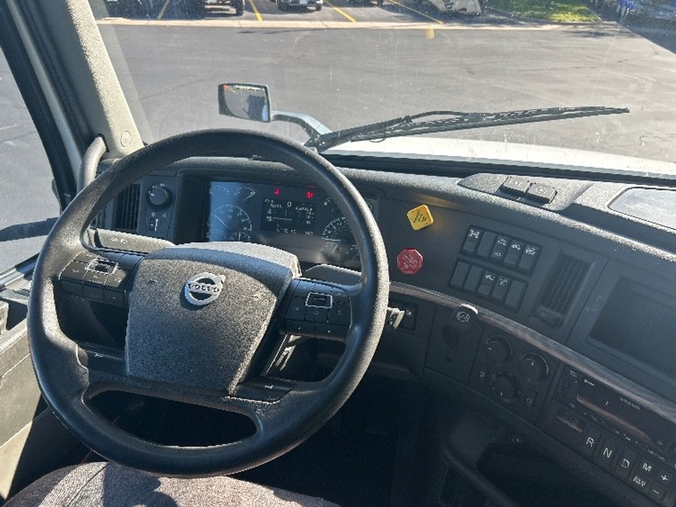 Sleeper Tractor-Heavy Duty Tractors-Volvo-2022-VNL64760-Brooklyn Park-MN-462,250\n\t\tmiles-$ 75,750 - Image 11