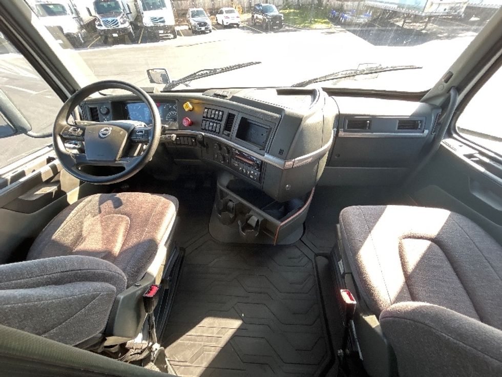 Sleeper Tractor-Heavy Duty Tractors-Volvo-2022-VNL64760-Brooklyn Park-MN-462,250\n\t\tmiles-$ 75,750 - Image 12
