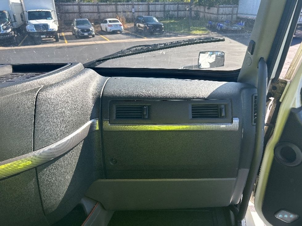 Sleeper Tractor-Heavy Duty Tractors-Volvo-2022-VNL64760-Brooklyn Park-MN-462,250\n\t\tmiles-$ 75,750 - Image 14