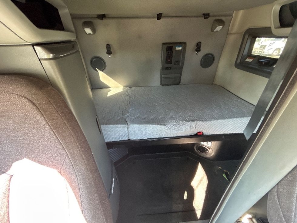 Sleeper Tractor-Heavy Duty Tractors-Volvo-2022-VNL64760-Brooklyn Park-MN-462,250\n\t\tmiles-$ 75,750 - Image 16