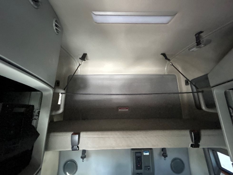 Sleeper Tractor-Heavy Duty Tractors-Volvo-2022-VNL64760-Brooklyn Park-MN-462,250\n\t\tmiles-$ 75,750 - Image 17