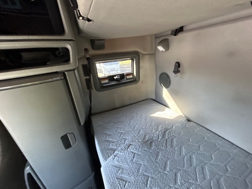 Sleeper Tractor-Heavy Duty Tractors-Volvo-2022-VNL64760-Brooklyn Park-MN-462,250\n\t\tmiles-$ 75,750 - Image 19