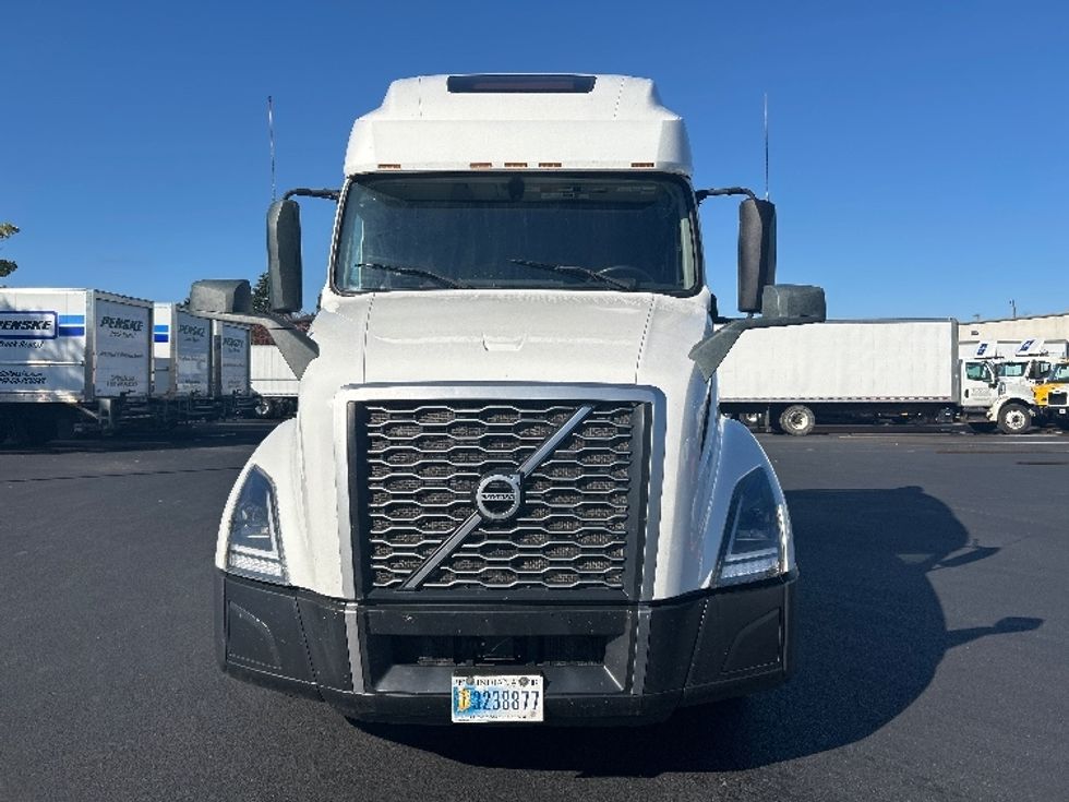Sleeper Tractor-Heavy Duty Tractors-Volvo-2022-VNL64760-Brooklyn Park-MN-462,250\n\t\tmiles-$ 75,750 - Image 2