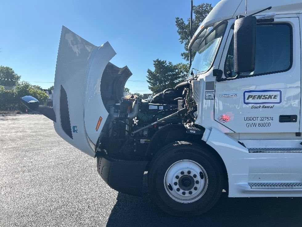 Sleeper Tractor-Heavy Duty Tractors-Volvo-2022-VNL64760-Brooklyn Park-MN-462,250\n\t\tmiles-$ 75,750 - Image 21