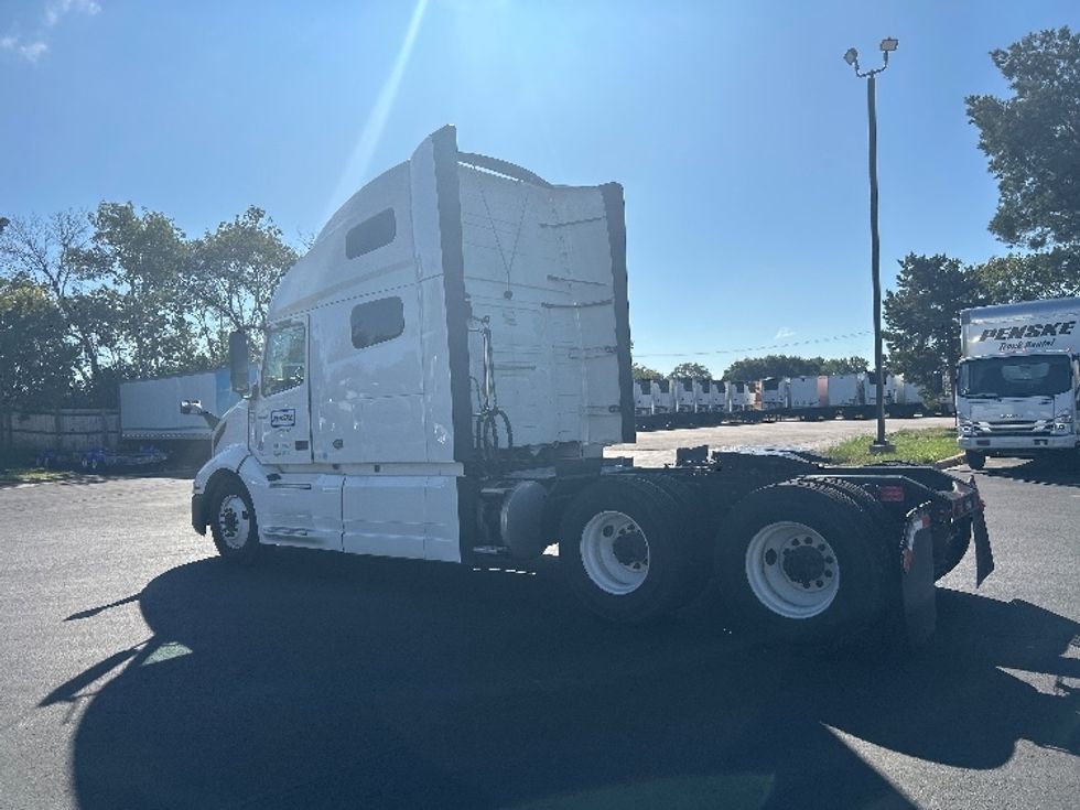 Sleeper Tractor-Heavy Duty Tractors-Volvo-2022-VNL64760-Brooklyn Park-MN-462,250\n\t\tmiles-$ 75,750 - Image 5