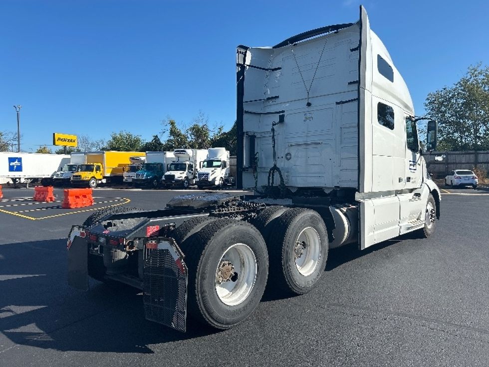 Sleeper Tractor-Heavy Duty Tractors-Volvo-2022-VNL64760-Brooklyn Park-MN-462,250\n\t\tmiles-$ 75,750 - Image 7