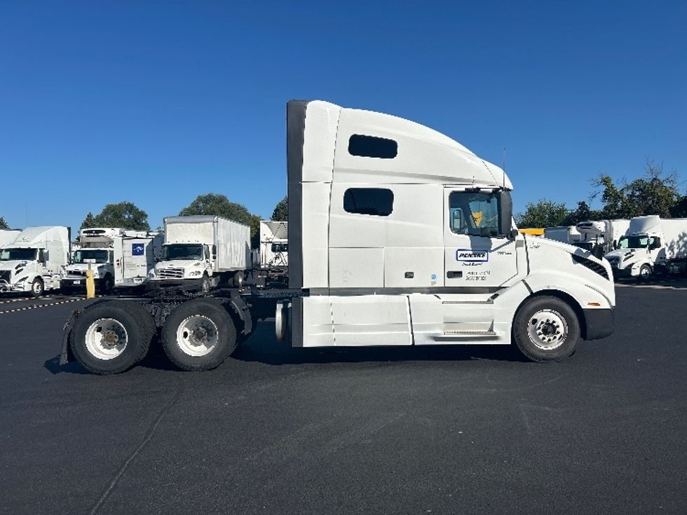 Sleeper Tractor-Heavy Duty Tractors-Volvo-2022-VNL64760-Brooklyn Park-MN-462,250\n\t\tmiles-$ 75,750 - Image 8