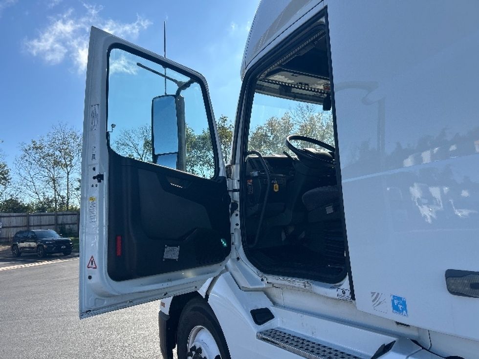 Sleeper Tractor-Heavy Duty Tractors-Volvo-2022-VNL64760-Brooklyn Park-MN-462,250\n\t\tmiles-$ 75,750 - Image 9