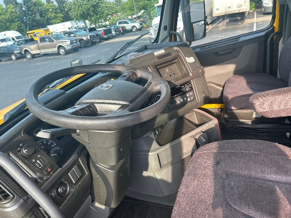 Sleeper Tractor-Heavy Duty Tractors-Volvo-2022-VNL64760-Buffalo-NY-563,115\n\t\tmiles-$ 66,500 - Image 10