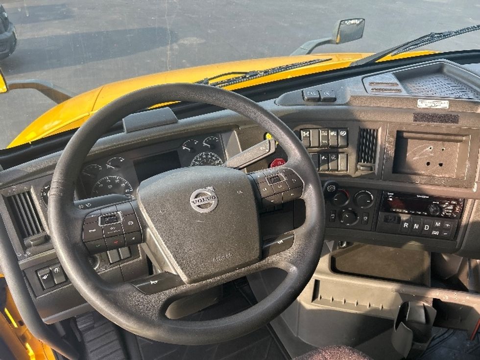 Sleeper Tractor-Heavy Duty Tractors-Volvo-2022-VNL64760-Buffalo-NY-563,115\n\t\tmiles-$ 66,500 - Image 11