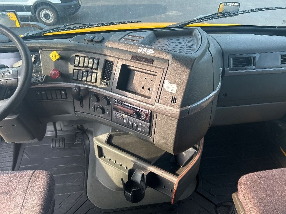 Sleeper Tractor-Heavy Duty Tractors-Volvo-2022-VNL64760-Buffalo-NY-563,115\n\t\tmiles-$ 66,500 - Image 12