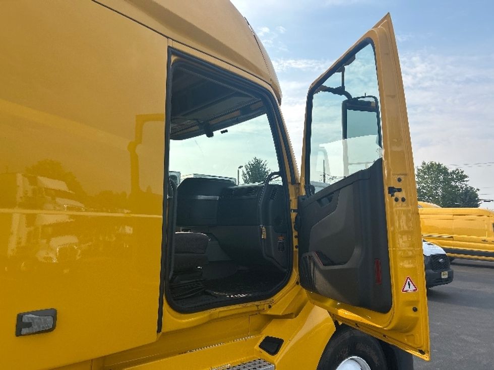 Sleeper Tractor-Heavy Duty Tractors-Volvo-2022-VNL64760-Buffalo-NY-563,115\n\t\tmiles-$ 66,500 - Image 13