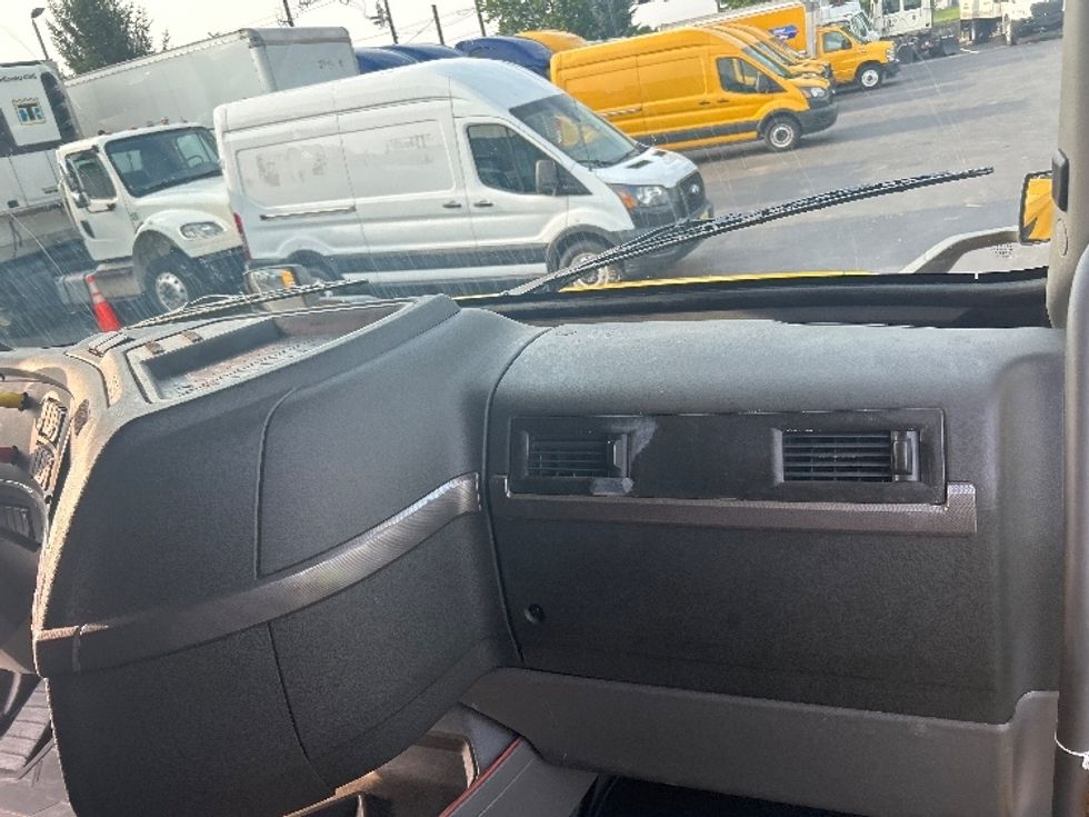 Sleeper Tractor-Heavy Duty Tractors-Volvo-2022-VNL64760-Buffalo-NY-563,115\n\t\tmiles-$ 66,500 - Image 14